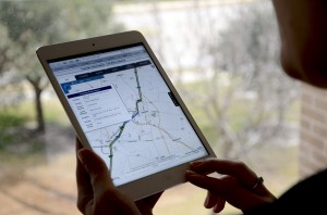 Person viewing the I-35 traveler information map on an iPad.