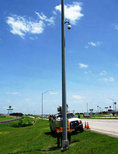 a travel-time monitoring station using TTI-developed software called AWAM mounted on a light pole along I-45